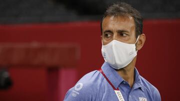 Tokyo 2020 Olympics - Soccer Football - Men - Group C - Argentina v Australia - Sapporo Dome, Sapporo, Japan - July 22, 2021. Argentina coach Fernando Batista wearing a protective face mask REUTERS/Kim Hong-Ji