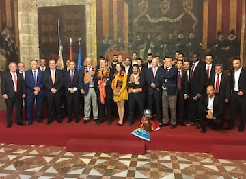 El presidente de la Generalitat, Ximo Puig, y la vicepresidenta y conseller de Igualdad y Políticas Inclusivas, Mònica Oltra, junto a la plantilla del Valencia Basket, y el máximo accionista de la entidad, Juan Roig.