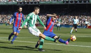 Piccini y Digne luchan por el balón.