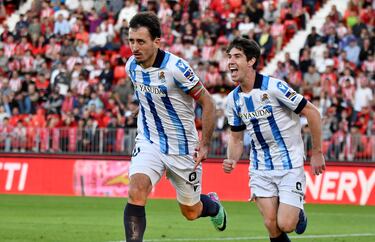 El central del equipo txuri-urdin cumplió a la perfección en las tareas defensivas, pero su papel fue fundamental en dos de los goles de su equipo. Elustondo peinó el balón hacia atrás desde el primer palo y las dos jugadas terminaron en gol realista.