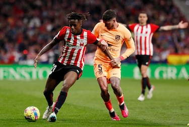 El jugador del Athletic Club, Nico Williams, trata de irse del jugador del Atlético de Madrid, Rodrigo de Paul. 
 