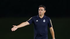 MADRID, 04/10/2023.- El entrenador del Real Madrid, Alberto Toril, reacciona durante la jornada 3 de la Primera División Femenina entre Real Madrid y Real Betis, este miércoles en el Estadio Alfredo Di Stéfano en Madrid. EFE/ Daniel González
