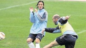 <b>DE LUJO. </b>Zizou recordó viejos tiempos ante la mirada de Ángelo con un auténtico golazo.