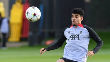 Luis Díaz en un entrenamiento de Liverpool previo a Champions League.