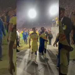 Julián Quiñones regaló su jersey del doblete ante Chivas a aficionado