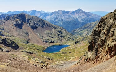 Ubicado en los Pirineos, en el Macizo de Montcalm. Las localidades más cercanas son los pueblos de la Vall Ferrera, especialmente Àreu y la Força d'Àreu. Es el pico más alto de Catalunya. El tipo de roca es arenisca y lutita. 