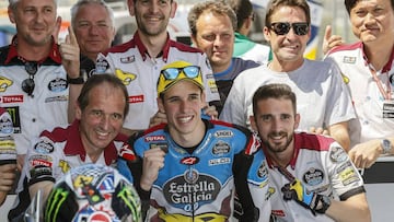 Alex M&aacute;rquez junto a los miembros de su equipo en Jerez.