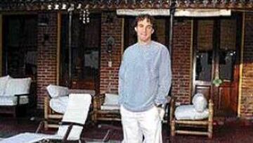 <b>MILITO RECIBIÓ A AS</B>. El nuevo central del Real Madrid posó para este periódico en casa de su agente Hugo Issa.