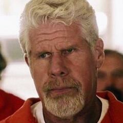 Ron Perlman saludó a Weinstein con la mano mojada de su propia orina