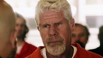 Ron Perlman saludó a Weinstein con la mano llena de su propia orina
