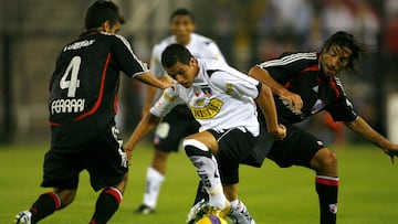 FUTBOL, COLO COLO/ RIVER PLATE
COPA LIBERTADORES 2007.
ALEXIS SANCHEZ, CENTRO, DISPUTA EL BALON.
22/02/2007
SANTIAGO, CHILE.
ANDRES PINA/PHOTOSPORT