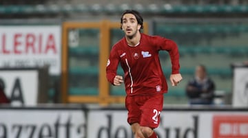 Piermario Morosini es una de las historias más tristes del deporte: a los 26 años, Morosino se desplomó durante un partido de la liga italiana al sufrir un infarto que le dejó sin vida. El jugador había sufrido la muerte de sus padres y su hermano 11 años antes.