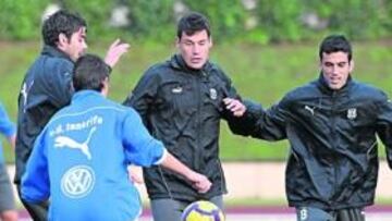 <b>CERCA DE LA ZONA DE DESCENSO. </b>Ezequiel Luna, Pablo Sicila y Ricardo León, ayer en el entrenamiento del equipo en Santander.