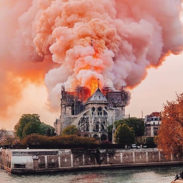 Sin duda sería una de las noticias más trágicas y lamentadas de este año por historia y por el patrimonio de la humanidad que supone. La Catedral de Notre Dame se incendiaba el pasado 15 de abril ya casi al final de la tarde de lo que parecía un lunes normal. Llegaron a hundirse la famosa aguja y el techo de la Catedral, siendo hasta ya entrada la noche cuando consiguieron asegurar la totalidad de la estructura. Las redes sociales de todo el mundo se volcaron con la noticia y se destinaron unos fondos para financiar la reparación.