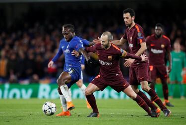 Victor Moses con Iniesta y Sergio Busquets.