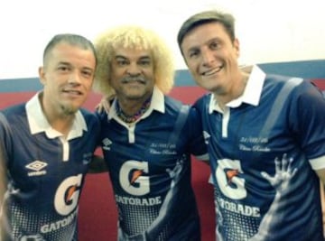 'El Pibe' Valderrama presente en la despedida de 'El Chino' Recoba