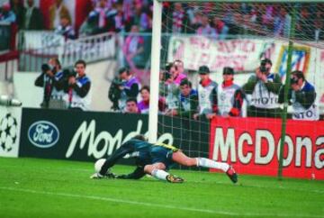 Van der Sar frenó a Esnáider. A 15 segundos de que pudiera disputarse la prórroga del partido de cuartos de la Champions 1996-1997, el portero del Ajax rescató³ a su equipo. El Atleti cayó³ 2-3.