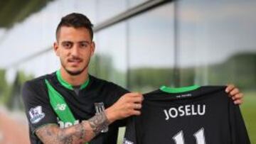 Joselu posa con la camiseta del Stoke.