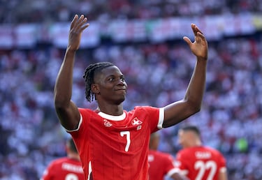 Embolo debutó con el Basilea en 2014, como una gran promesa del fútbol suizo. En tres temporadas en el conjunto suizo conquistó la liga todos los años, afianzándose como uno de los mejores jugadores de la competición. Este rendimiento le valió para fichar por el Schalke 04 en el verano de 2016 a cambio de 26.5 millones de euros. Desde entonces, su carrera ha sufrido varios contratiempos, debido a graves lesiones, que le han ido apartando del foco. Sin embargo, Embolo ha hecho carrera en el Schalke, Borussia Mönchengladbach y Monaco, donde ha sido, cuando está disponible, un delantero fiable. 