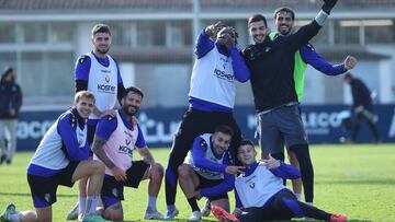 Buen ambiente en el entrenamiento de Osasuna.