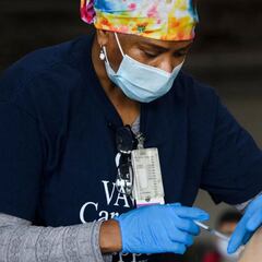 ¿Cómo es el mandato de vacunas para los empleados de Nueva York y California? ¿Cuál es la fecha límite?