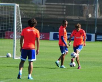 Maxi Rodríguez juega con la pelota el lunes en el CDA.