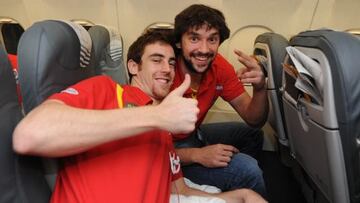 Sergio Llull y V&iacute;ctor Claver en el avi&oacute;n tras ganar el Eurobasket de Lituania en 2011. 
 