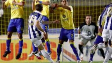 <b>EQUILIBRIO. </b>Álvaro Antón, el mejor con diferencia de la noche, dispara a portería ante la oposición de la barrera de Las Palmas.