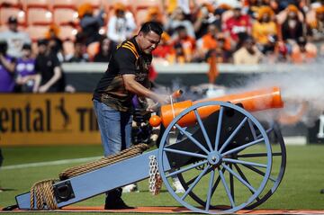 Óscar de la Hoya, excampeón mundial de boxeo y promotor, también está muy pendiente del fútbol ya que tiene una participación en el Houston Dynamo de la Major League Soccer. Antes del primer partido de la temporada, ante Los Angeles Galaxy, no usó una pistola para marcar el comienzo como se hace en otros deportes. Usó un cañón.