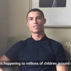 Cristiano con los niños: su apoyo particular al 'Día del Refugiado'