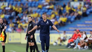 Jon Ansotegi se lamenta en la banda del Estadio Gran Canaria.