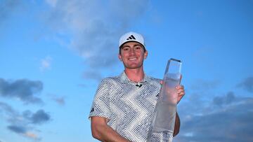 LA QUINTA, CALIFORNIA - JANUARY 21: Nick Dunlap of the United States poses for a photo with the trophy after winning The American Express at Pete Dye Stadium Course on January 21, 2024 in La Quinta, California.   Orlando Ramirez/Getty Images/AFP (Photo by Orlando Ramirez / GETTY IMAGES NORTH AMERICA / Getty Images via AFP)