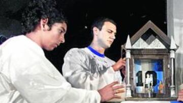 <b>FIELES. </b>Miembros de la Iglesia Maradoniana celebran un acto en honor al Pelusa.