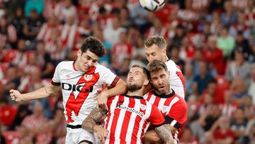 BILBAO, 17/09/2022.- Los defensas del Athletic Club, Íñigo Martínez (2i) y Yeray (d), disputan un balón ante los atacantes del Rayo Vallecano durante el encuentro correspondiente a la sexta jornada de primera división que disputan hoy sábado en el estadio de San Mamés. EFE/Luis Tejido.