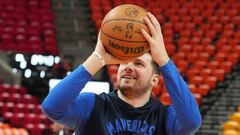 AME2900. SALT LAKE CITY (ESTADOS UNIDOS), 21/04/2022.- Luka Doncic de Dallas calienta hoy, antes del juego tres de las semifinales de la NBA entre Utah Jazz y Dallas Mavericks, en Vivint Smart Home Arena en Salt Lake City (EE.UU.). EFE/ George Frey
