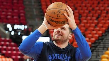 AME2900. SALT LAKE CITY (ESTADOS UNIDOS), 21/04/2022.- Luka Doncic de Dallas calienta hoy, antes del juego tres de las semifinales de la NBA entre Utah Jazz y Dallas Mavericks, en Vivint Smart Home Arena en Salt Lake City (EE.UU.). EFE/ George Frey
