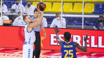 Johnny Dee, durante su etapa en el Acunsa GBC, lanza ante Brancou, en el partido contra el Barcelona.