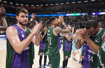 Los jugadores del Unicaja aplauden a su afición.