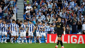 Los jugadores de la Real Sociedad celebran tras marcar ante el Valencia, durante el partido de LaLiga en Primera División que Real Sociedad y Valencia CF disputan este sábado en el Reale Arena, en San Sebastián.