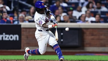 NEW YORK, NEW YORK - SEPTEMBER 17: Luisangel Acu?a #2 of the New York Mets hits a solo home run during the eighth inning of the game against the Washington Nationals at Citi Field on September 17, 2024 in New York City. Dustin Satloff/Getty Images/AFP (Photo by Dustin Satloff / GETTY IMAGES NORTH AMERICA / Getty Images via AFP)