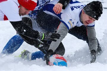 Jugadores de rugby aficionados participan en un torneo de rugby sobre la nieve en el suburbio de Zelenograd de Moscú. El evento deportivo anual reúne a 28 equipos masculinos y 12 femeninos.