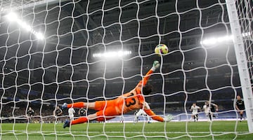 3-0. Edgar Badía, a pesar de adivinar el lanzamiento de Karim Benzema, no puede evitar que el delantero francés marque el tercer gol.