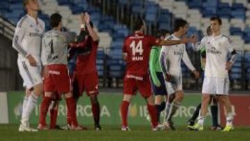 Los jugadores del Real Unión y del Castilla se despiden tras el encuentro.