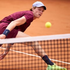 Sinner vuela alto en Barcelona y se cita con el intratable Tsitsipas