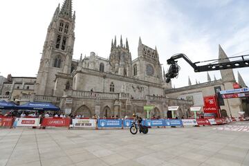La Vuelta a España celebró el VIII Centenario de la Catedral de Burgos con una salida monumental para la edición de 2021. En la imagen aparece Robert Gesink, pero el ganador del día fue su compañero, Primoz Roglic, el dorsal número uno. El esloveno defiende título y busca su tercer maillot rojo consecutivo.
