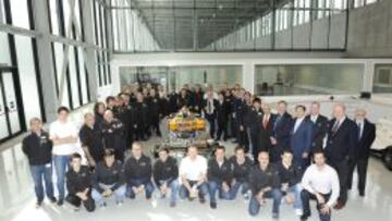 Jean Todt  (Presidente de la FIA), junto a los miembros del equipo dirigido por  Luis P&eacute;rez Sala (Team Principal de HRTF1 TEAM), en su visita a la sede del Equipo HRTF1TEAM durante su recorrido por las instalaciones en Madrid en 2012.
