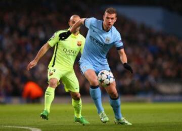 Javier Mascherano y Edin Dzeko.
