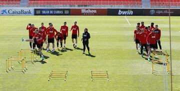 El 'Profe' Ortega junto al grupo.
