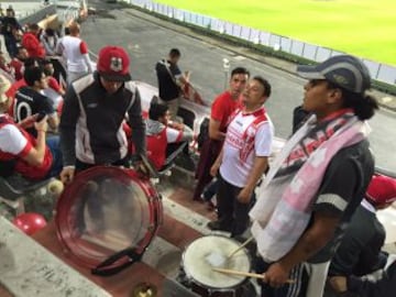 Hinchas santafereños ocupan las gradas del estadio Único de La Plata, no paran de alentar al león de Bogotá.