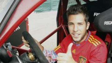 <b>ALBA, COMO UN NIÑO. </b>Jordi Alba posa contento para la cámara del Diario AS subido a la máquina de Javier Villa, donde destaca el rojo.